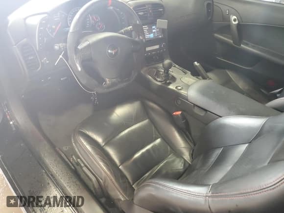 ✅ 2006 Chevrolet Corvette • VIN: 1G1YY25E865116420 • Lot: 56857535. Wystawiony na Copart z przebiegiem 52 345 mil. Bezpłatny archiwum sprzedaży aukcyjnych z USA i szczegółowy raport historii pojazdu na DreamBid. Zdjęcie 8.