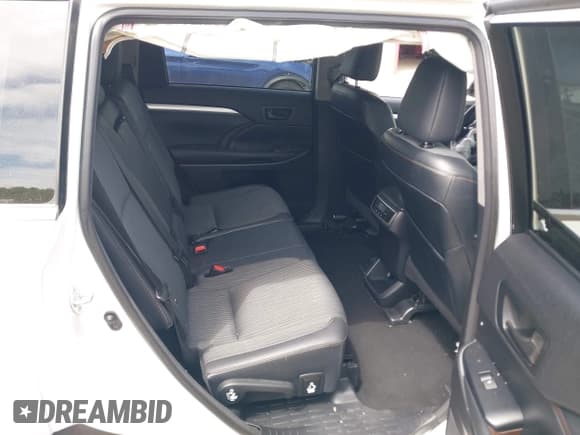 ✅ 2015 Toyota Highlander LE Plus • VIN: 5TDZKRFH8FS084089 • Lot: 42290597. Wystawiony na IAAI z przebiegiem 98 261 mil. Bezpłatny archiwum sprzedaży aukcyjnych z USA i szczegółowy raport historii pojazdu na DreamBid. Zdjęcie 8.