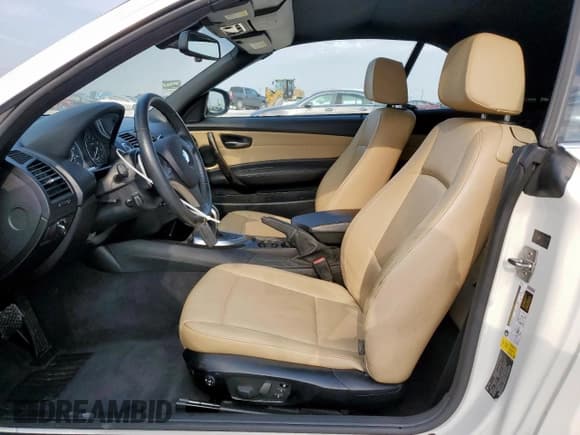 ✅ 2011 BMW 1 Series 135i • VIN: WBAUN7C59BVM25500 • Lot: 70315635. Wystawiony na Copart z przebiegiem 63 308 mil. Bezpłatny archiwum sprzedaży aukcyjnych z USA i szczegółowy raport historii pojazdu na DreamBid. Zdjęcie 7.