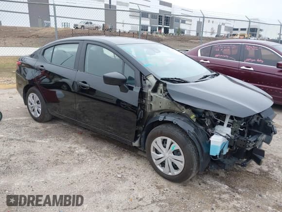 ✅ 2024 Nissan Versa S • VIN: 3N1CN8DV5RL899217 • Лот: 43102593. Опубликован ранее на IAAI с пробегом 15 738 миль. Бесплатный доступ к архиву аукционных продаж из США и подробный отчёт об истории автомобиля на DreamBid. Изображение 1.
