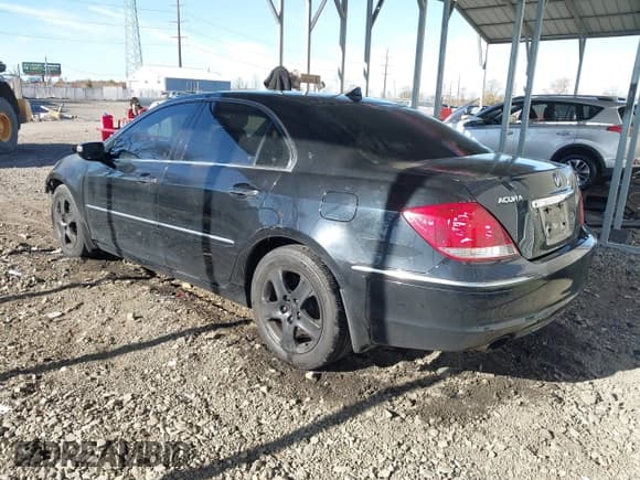 ✅ 2005 Acura RL • VIN: JH4KB16535C000963 • Lot: 43685681. Listed on IAAI with 172,192 mi. Free auction sales archive from the USA and detailed vehicle history report at DreamBid. Image 3.