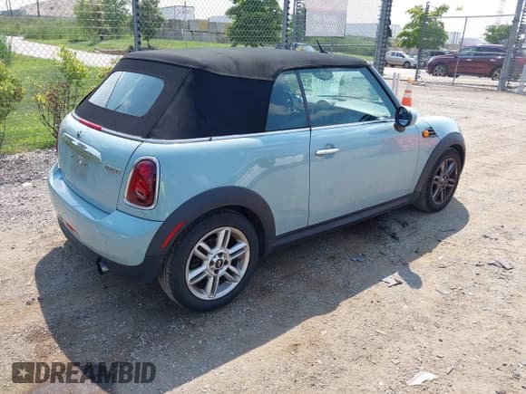 ✅ 2011 MINI Convertible • VIN: WMWZN3C55BT133207 • Lot: 42930217. Wystawiony na IAAI z przebiegiem 108 215 mil. Bezpłatny archiwum sprzedaży aukcyjnych z USA i szczegółowy raport historii pojazdu na DreamBid. Zdjęcie 4.