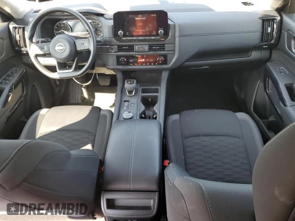 ✅ 2024 Nissan Pathfinder S • VIN: 5N1DR3AC5RC316602 • Lot: 68139305. Wystawiony na Copart z przebiegiem 10 804 mil. Bezpłatny archiwum sprzedaży aukcyjnych z USA i szczegółowy raport historii pojazdu na DreamBid. Zdjęcie 8.