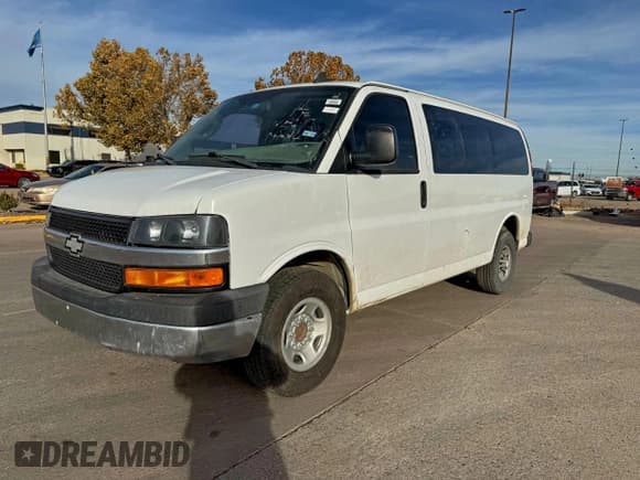✅ 2017 Chevrolet Express Passenger LT • VIN: 1GAZGMFG7H1180817 • Лот: 96588655. Опубликован ранее на Copart с пробегом 195 081 миль. Бесплатный доступ к архиву аукционных продаж из США и подробный отчёт об истории автомобиля на DreamBid. Изображение 2.