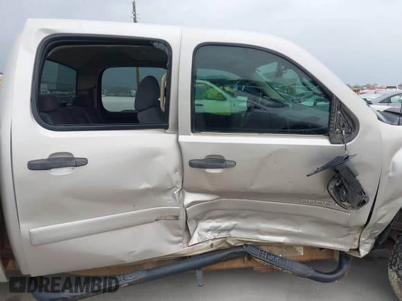 ✅ 2007 Chevrolet Silverado 2500HD 1LT • VIN: 1GCHC23K67F523209 • Lot: 41925957. Wystawiony na IAAI z przebiegiem 250 138 mil. Bezpłatny archiwum sprzedaży aukcyjnych z USA i szczegółowy raport historii pojazdu na DreamBid. Zdjęcie 13.