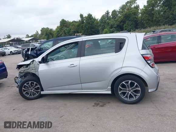 2020 Chevrolet Sonic LT с VIN 1G1JD6SBXL4108917, выставлен на аукционе IAAI как лот 43197184 с пробегом 77 666 миль миль и . История ставок и продаж доступна на DreamBid. Изображение 14.