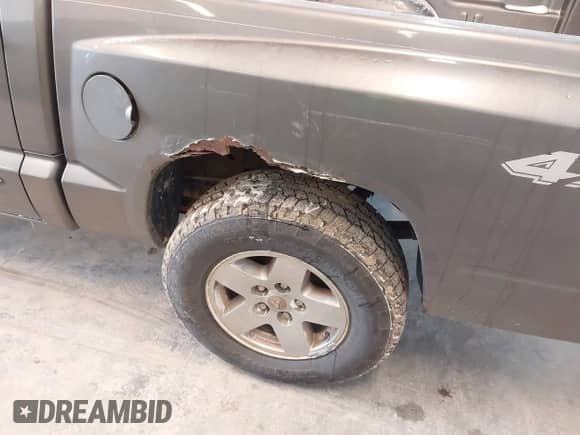 2006 Dodge Dakota SLT с VIN 1D7HW48J56S504245, выставлен на аукционе IAAI как лот 41533019 с пробегом 241 298 миль миль и . История ставок и продаж доступна на DreamBid. Изображение 12.