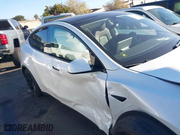 ✅ 2022 Tesla Model Y Long Range • VIN: 7SAYGDEE0NF506224 • Lot: 43551820. Listed on IAAI with 33,368 mi. Free auction sales archive from the USA and detailed vehicle history report at DreamBid. Image 14.