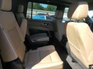 ✅ 2021 Chevrolet Suburban Premier • VIN: 1GNSKFKD6MR187162 • Lot: 76249534. Wystawiony na Copart z przebiegiem 42 017 mil. Bezpłatny archiwum sprzedaży aukcyjnych z USA i szczegółowy raport historii pojazdu na DreamBid. Zdjęcie 11.