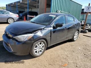 ✅ 2018 Toyota Yaris • VIN: 3MYDLBYVXJY315496 • Лот: 85381445. Опубликован ранее на Copart с пробегом 160 628 миль. Бесплатный доступ к архиву аукционных продаж из США и подробный отчёт об истории автомобиля на DreamBid. Изображение 1.