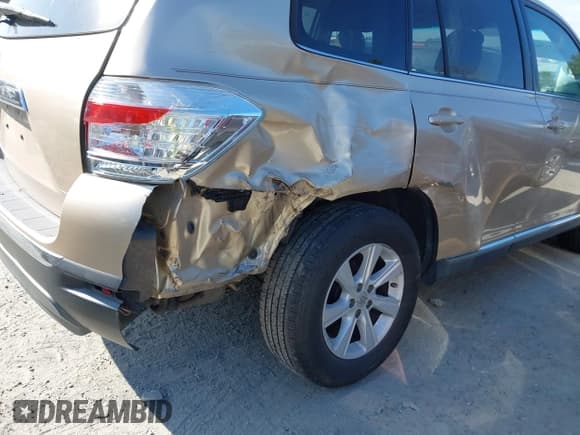 ✅ 2013 Toyota Highlander SE • VIN: 5TDZK3EH4DS135406 • Лот: 43170302. Опубликован ранее на IAAI с пробегом 238 486 миль. Бесплатный доступ к архиву аукционных продаж из США и подробный отчёт об истории автомобиля на DreamBid. Изображение 6.