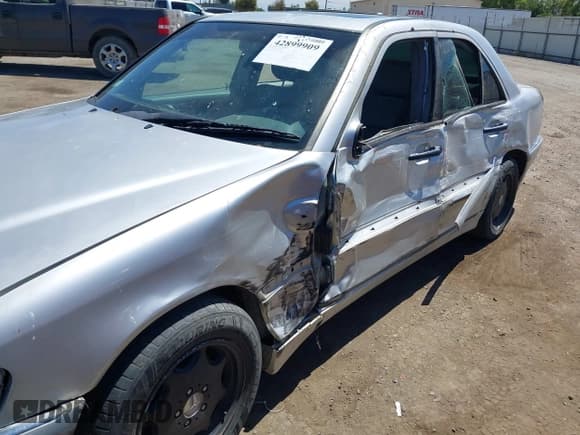 ✅ 1999 Mercedes-Benz C 230/260/280/320 • VIN: WDBHA29G2XA704389 • Lot: 42899909. Listed on IAAI with 225,873 mi. Free auction sales archive from the USA and detailed vehicle history report at DreamBid. Image 12.