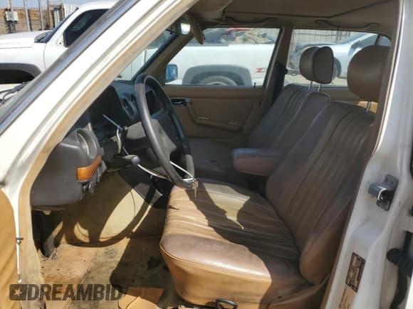 ✅ 1985 Mercedes-Benz 300 • VIN: WDBAB33C5FA264693 • Lot: 47318655. Listed on Copart with 241,531 mi. Free auction sales archive from the USA and detailed vehicle history report at DreamBid. Image 7.