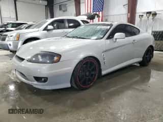 2006 Hyundai Tiburon GT z VIN KMHHN65F96U203924, wystawiony jako Copart lot #43624185 z przebiegiem 120 403 mil mil oraz Szkoda całkowita • Salvage title. Historia ofert i sprzedaży dostępna na DreamBid. Obrazek 1.