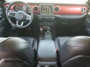 ✅ 2023 Jeep Gladiator Rubicon FarOut • VIN: 1C6JJTBM4PL553527 • Lot: 63505615. Wystawiony na Copart z przebiegiem 23 178 mil. Bezpłatny archiwum sprzedaży aukcyjnych z USA i szczegółowy raport historii pojazdu na DreamBid. Zdjęcie 8.