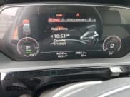 ✅ 2022 Audi e-tron Premium • VIN: WA1AABGE1NB022142 • Lot: 55533575. Wystawiony na Copart z przebiegiem 46 599 mil. Bezpłatny archiwum sprzedaży aukcyjnych z USA i szczegółowy raport historii pojazdu na DreamBid. Zdjęcie 9.