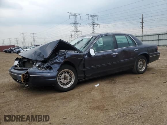 ✅ 2001 Ford Crown Victoria LX • VIN: 2FAFP74W51X132791 • Lot: 61021275. Wystawiony na Copart z przebiegiem 103 232 mil. Bezpłatny archiwum sprzedaży aukcyjnych z USA i szczegółowy raport historii pojazdu na DreamBid. Zdjęcie 1.
