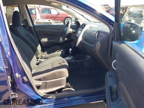 ✅ 2019 Nissan Versa S Plus • VIN: 3N1CN7AP7KL881243 • Lot: 42801930. Wystawiony na IAAI z przebiegiem 80 674 mil. Bezpłatny archiwum sprzedaży aukcyjnych z USA i szczegółowy raport historii pojazdu na DreamBid. Zdjęcie 5.