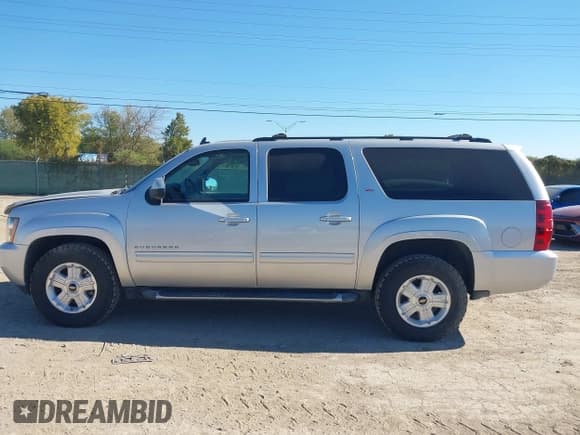 ✅ 2013 Chevrolet Suburban LT • VIN: 1GNSKJE77DR144085 • Lot: 43602777. Wystawiony na IAAI z przebiegiem 271 338 mil. Bezpłatny archiwum sprzedaży aukcyjnych z USA i szczegółowy raport historii pojazdu na DreamBid. Zdjęcie 14.