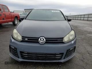✅ 2013 Volkswagen Golf R • VIN: WVWPF7AJ1DW116730 • Lot: 82448764. Wystawiony na Copart z przebiegiem 164 193 mil. Bezpłatny archiwum sprzedaży aukcyjnych z USA i szczegółowy raport historii pojazdu na DreamBid. Zdjęcie 5.