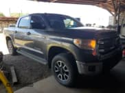 ✅ 2017 Toyota Tundra SR5 • VIN: 5TFEY5F13HX213331 • Лот: 64334135. Опубликован ранее на Copart с пробегом 76 455 миль. Бесплатный доступ к архиву аукционных продаж из США и подробный отчёт об истории автомобиля на DreamBid. Изображение 4.