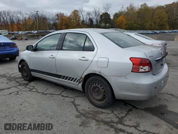 ✅ 2010 Toyota Yaris • VIN: JTDBT4K39A1365402 • Lot: 90995545. Wystawiony na Copart z przebiegiem 304 525 mil. Bezpłatny archiwum sprzedaży aukcyjnych z USA i szczegółowy raport historii pojazdu na DreamBid. Zdjęcie 2.