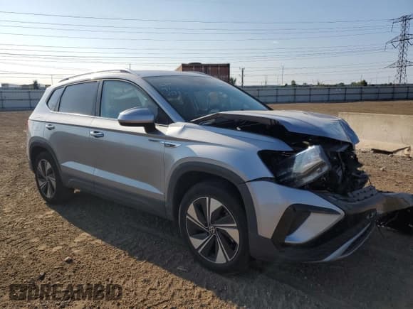 ✅ 2024 Volkswagen Taos SE • VIN: 3VVUX7B27RM057005 • Lot: 71878985. Wystawiony na Copart z przebiegiem 5 605 mil. Bezpłatny archiwum sprzedaży aukcyjnych z USA i szczegółowy raport historii pojazdu na DreamBid. Zdjęcie 4.