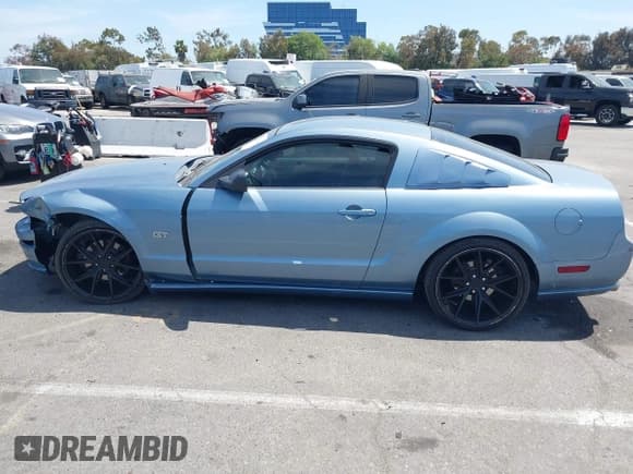 ✅ 2005 Ford Mustang GT Deluxe • VIN: 1ZVHT82H755105069 • Lot: 42333244. Listed on IAAI with 141,682 mi. Free auction sales archive from the USA and detailed vehicle history report at DreamBid. Image 14.