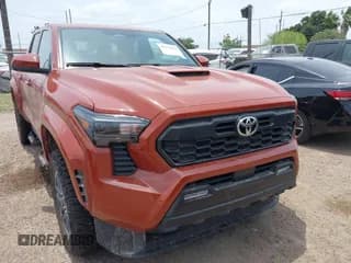 ✅ 2025 Toyota Tacoma SR • VIN: 3TMLB5JN1SM101031 • Лот: 42178182. Опубликован ранее на IAAI с пробегом 676 миль. Бесплатный доступ к архиву аукционных продаж из США и подробный отчёт об истории автомобиля на DreamBid. Изображение 1.