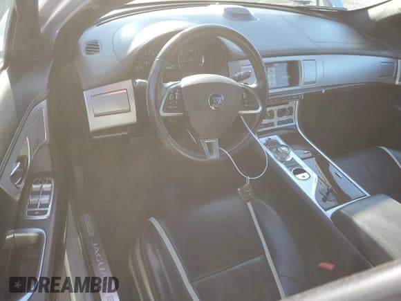 ✅ 2015 Jaguar XF Portfolio • VIN: SAJWA0F7XF8U51105 • Lot: 64481215. Wystawiony na Copart z przebiegiem 62 807 mil. Bezpłatny archiwum sprzedaży aukcyjnych z USA i szczegółowy raport historii pojazdu na DreamBid. Zdjęcie 8.