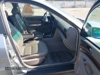 ✅ 1998 Audi A4 • VIN: WAUGD28DXWA173627 • Lot: 42612533. Wystawiony na IAAI z przebiegiem 254 621 mil. Bezpłatny archiwum sprzedaży aukcyjnych z USA i szczegółowy raport historii pojazdu na DreamBid. Zdjęcie 5.