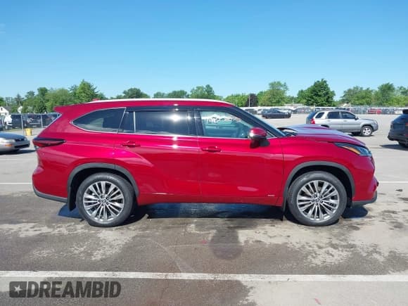 ✅ 2025 Toyota Highlander Hybrid Platinum • VIN: 5TDEBRCH0SS653210 • Lot: 42636575. Listed on IAAI with 2,087 mi. Free auction sales archive from the USA and detailed vehicle history report at DreamBid. Image 14.