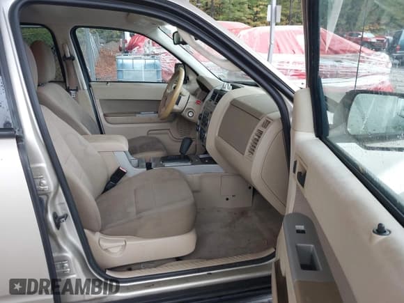 ✅ 2010 Ford Escape XLT • VIN: 1FMCU0D71AKB12073 • Lot: 43569361. Listed on IAAI with 171,230 mi. Free auction sales archive from the USA and detailed vehicle history report at DreamBid. Image 5.