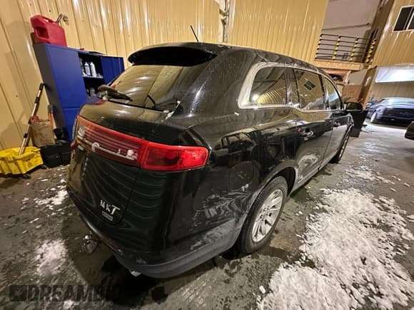 ✅ 2017 Lincoln MKT • VIN: 2LMHJ5NK3HBL01668 • Lot: 54481825. Wystawiony na Copart z przebiegiem 199 288 mil. Bezpłatny archiwum sprzedaży aukcyjnych z USA i szczegółowy raport historii pojazdu na DreamBid. Zdjęcie 4.