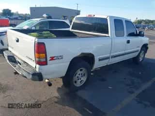 2002 Chevrolet Silverado 1500 LS z VIN 2GCEK19T121265925, wystawiony jako IAAI lot #43473166 z przebiegiem 411 685 mil mil oraz . Historia ofert i sprzedaży dostępna na DreamBid. Obrazek 4.