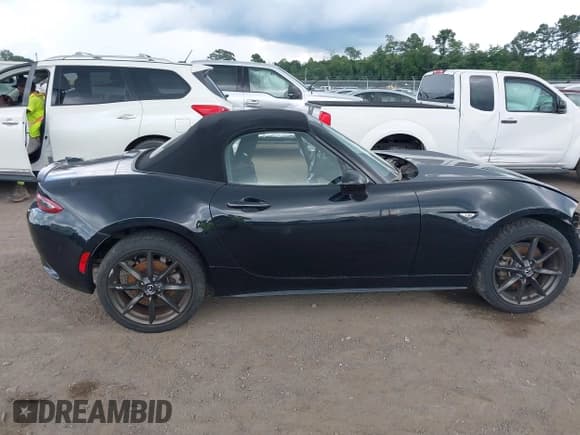 ✅ 2017 Mazda MX-5 Miata Club • VIN: JM1NDAC73H0124073 • Lot: 42715537. Wystawiony na IAAI z przebiegiem 28 135 mil. Bezpłatny archiwum sprzedaży aukcyjnych z USA i szczegółowy raport historii pojazdu na DreamBid. Zdjęcie 13.