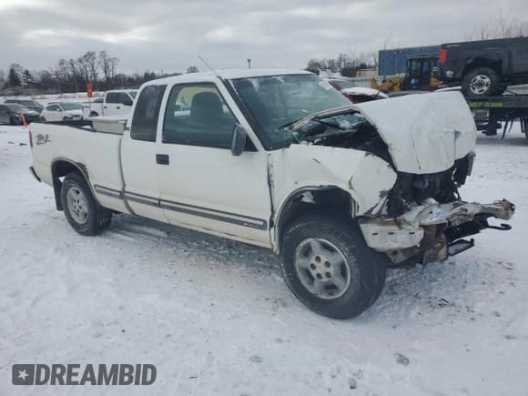 ✅ 2000 Chevrolet S-10 LS • VIN: 1GCDT19WXY8252163 • Лот: 41405495. Опубликован ранее на Copart с пробегом Не указан. Бесплатный доступ к архиву аукционных продаж из США и подробный отчёт об истории автомобиля на DreamBid. Изображение 4.