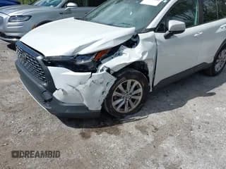 ✅ 2022 Toyota Corolla Cross LE • VIN: 7MUCAAAG9NV019636 • Lot: 43461841. Wystawiony na IAAI z przebiegiem 45 168 mil. Bezpłatny archiwum sprzedaży aukcyjnych z USA i szczegółowy raport historii pojazdu na DreamBid. Zdjęcie 6.