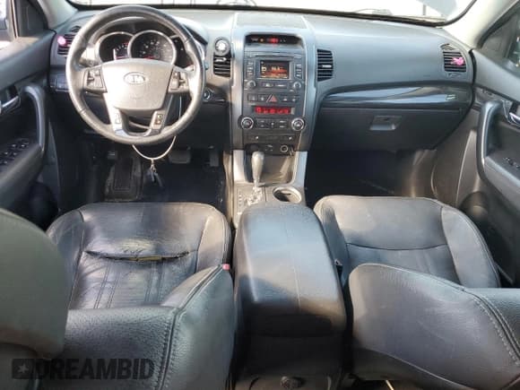 ✅ 2013 Kia Sorento EX • VIN: 5XYKUDA24DG410918 • Lot: 82343305. Wystawiony na Copart z przebiegiem 184 763 mil. Bezpłatny archiwum sprzedaży aukcyjnych z USA i szczegółowy raport historii pojazdu na DreamBid. Zdjęcie 8.