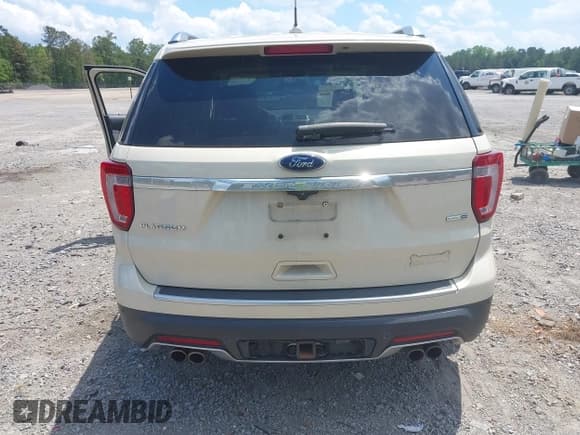 ✅ 2018 Ford Explorer Platinum • VIN: 1FM5K8HT4JGA50661 • Lot: 42184168. Wystawiony na IAAI z przebiegiem 126 407 mil. Bezpłatny archiwum sprzedaży aukcyjnych z USA i szczegółowy raport historii pojazdu na DreamBid. Zdjęcie 16.