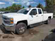 2017 Chevrolet Silverado 2500HD Work Truck z VIN 1GC2KUEG0HZ371764, wystawiony jako IAAI lot #43099863 z przebiegiem 137 667 mil mil oraz . Historia ofert i sprzedaży dostępna na DreamBid. Obrazek 2.