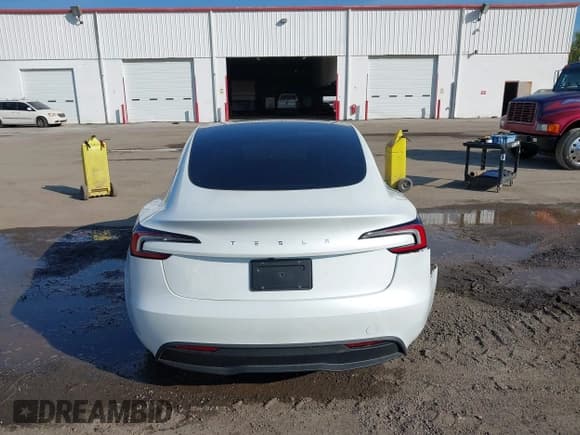 ✅ 2025 Tesla Model 3 Long Range • VIN: 5YJ3E1EA7SF988419 • Lot: 43866190. Wystawiony na IAAI z przebiegiem 7 044 mil. Bezpłatny archiwum sprzedaży aukcyjnych z USA i szczegółowy raport historii pojazdu na DreamBid. Zdjęcie 15.