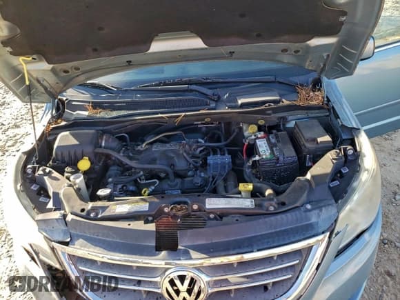 ✅ 2010 Volkswagen Routan SE • VIN: 2V4RW3D15AR272678 • Lot: 94358235. Listed on Copart with 144,007 mi. Free auction sales archive from the USA and detailed vehicle history report at DreamBid. Image 12.