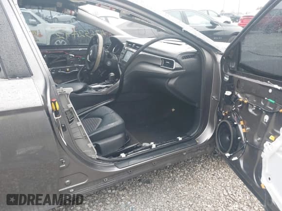 ✅ 2019 Toyota Camry LE • VIN: 4T1B11HK2KU205294 • Лот: 43652792. Опубликован ранее на IAAI с пробегом 99 493 миль. Бесплатный доступ к архиву аукционных продаж из США и подробный отчёт об истории автомобиля на DreamBid. Изображение 5.