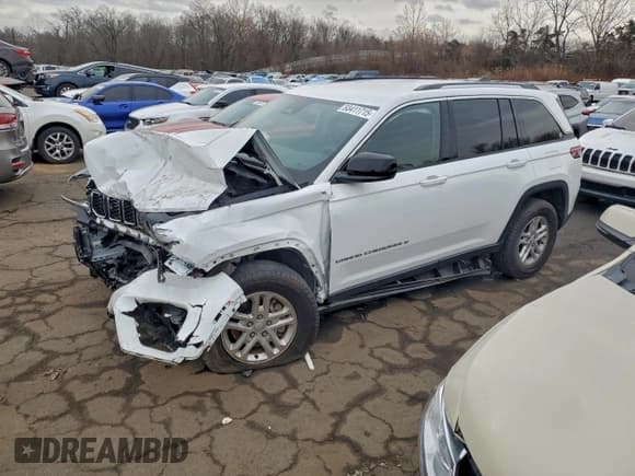 ✅ 2023 Jeep Grand Cherokee Laredo • VIN: 1C4RJHAG1P8701009 • Lot: 93411715. Wystawiony na Copart z przebiegiem 21 447 mil. Bezpłatny archiwum sprzedaży aukcyjnych z USA i szczegółowy raport historii pojazdu na DreamBid. Zdjęcie 1.