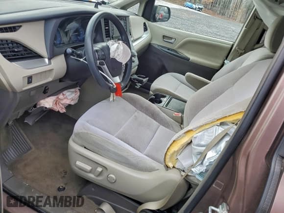 ✅ 2018 Toyota Sienna LE • VIN: 5TDJZ3DC6JS206809 • Лот: 92992355. Опубликован ранее на Copart с пробегом Не указан. Бесплатный доступ к архиву аукционных продаж из США и подробный отчёт об истории автомобиля на DreamBid. Изображение 7.