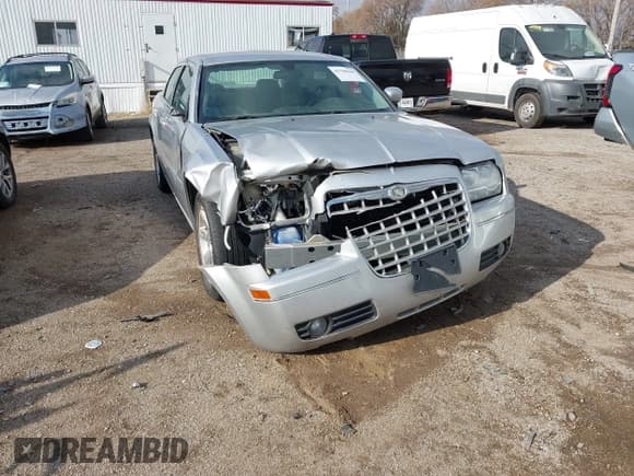 ✅ 2006 Chrysler 300 Touring • VIN: 2C3KA53G16H401903 • Lot: 43706640. Wystawiony na IAAI z przebiegiem 130 068 mil. Bezpłatny archiwum sprzedaży aukcyjnych z USA i szczegółowy raport historii pojazdu na DreamBid. Zdjęcie 6.