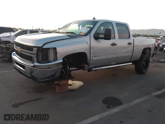 ✅ 2011 Chevrolet Silverado 2500HD LT • VIN: 1GC1KXC84BF117878 • Lot: 43551699. Wystawiony na IAAI z przebiegiem 55 157 mil. Bezpłatny archiwum sprzedaży aukcyjnych z USA i szczegółowy raport historii pojazdu na DreamBid. Zdjęcie 2.