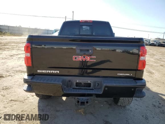 ✅ 2018 GMC Sierra 2500HD Denali • VIN: 1GT12UEY6JF174304 • Лот: 80651355. Опубликован ранее на Copart с пробегом Не указан. Бесплатный доступ к архиву аукционных продаж из США и подробный отчёт об истории автомобиля на DreamBid. Изображение 6.
