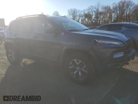 ✅ 2016 Jeep Cherokee Trailhawk • VIN: 1C4PJMBS8GW104373 • Lot: 92325795. Listed on Copart with 207,456 mi. Free auction sales archive from the USA and detailed vehicle history report at DreamBid. Image 4.